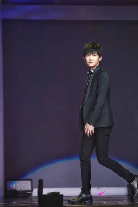 67易烊千玺踩14厘米高跟鞋,穿长袜戴假发,这种时尚一般人hold不住