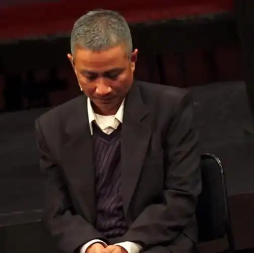 38岁文章近况曝光模样大变,满头白发一脸沧桑,全程低头魂不守舍