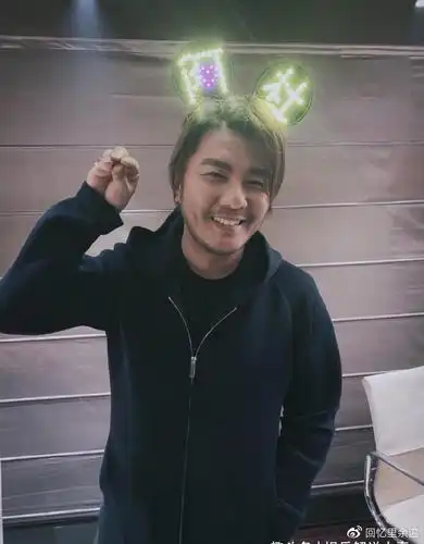 48岁阿杜近照变样皮肤油腻胡子拉碴显沧桑与5岁儿子罕见同框