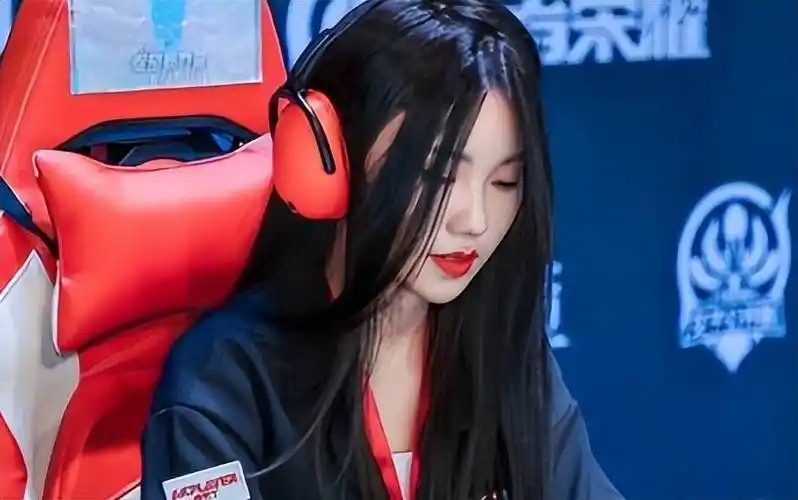 对于王者荣耀粉丝来说,正在虎牙火热进行的雷霆杯那是肯定不会错过的