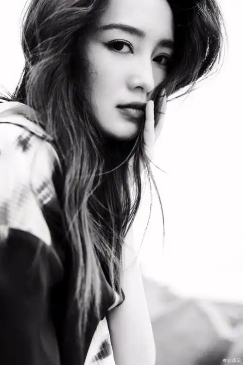 李沁黑白大片香肩微露眼神妩媚气质好温柔2