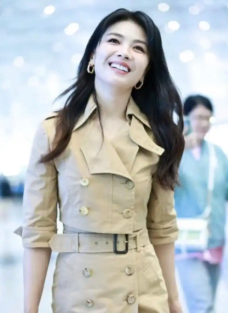 刘涛现身机场,穿搭时髦减龄似少女,仿佛走路都带风