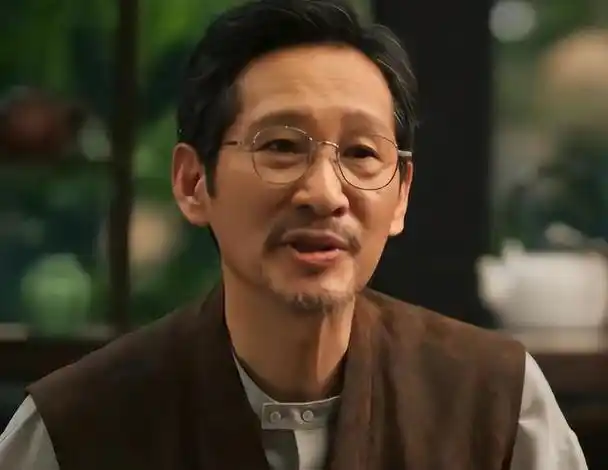 新剧《星星的故乡》中,王劲松将饰演老一代酿酒师石茗山,头戴草帽,肩