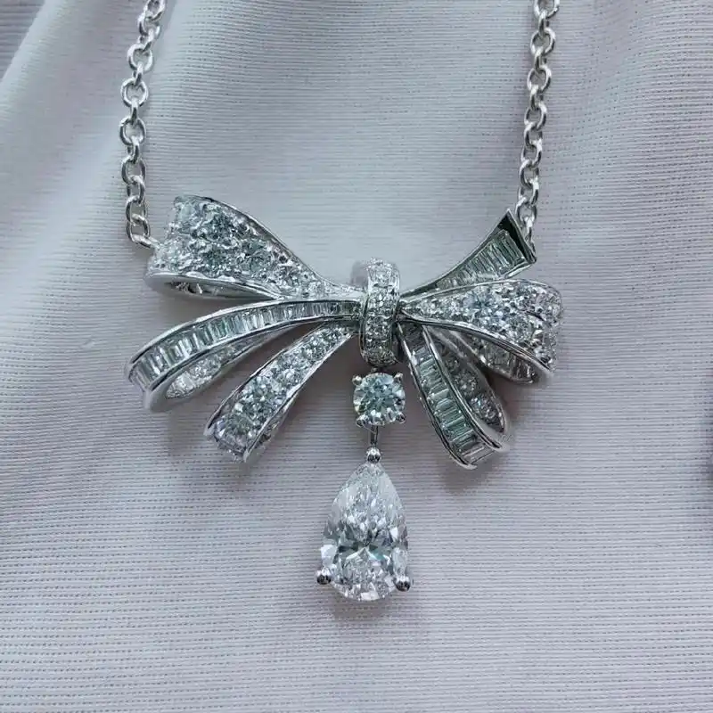 格拉芙蝴蝶项链,18k白,圆形1.3ct,梯方50分,水滴7 - 抖音