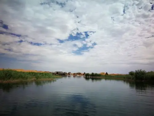 另一角度看月亮湖.湖水深2到4米,有水生生物,湖水清澈.