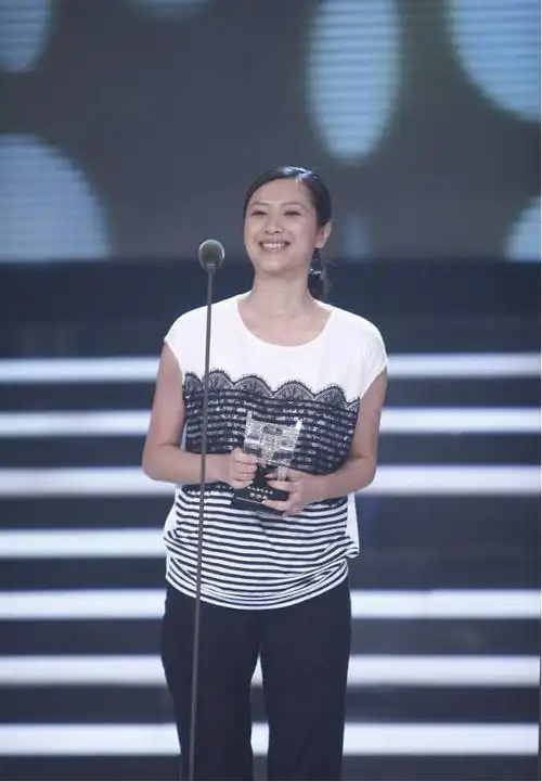 徐静蕾像是把舞台当自己家,穿t恤配凉鞋,笑得傻气真招人爱