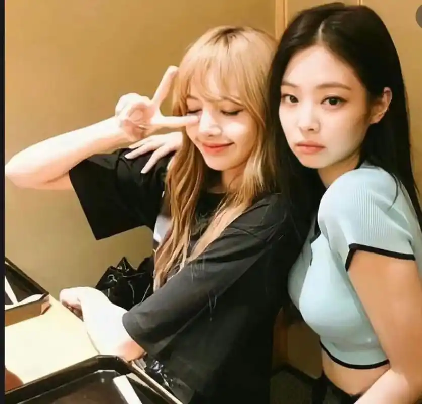 jennie和lisa的历史合影,很有韩国原汁原味女团的味道,回忆感满满.