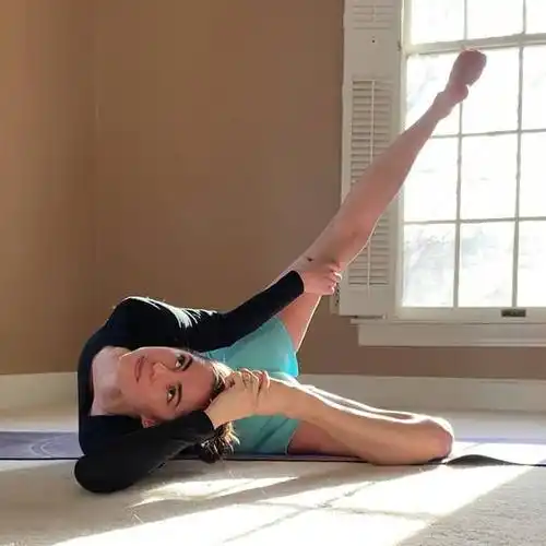 吴谨言简直美翻了穿格子外套配短裙造型甜美露出双腿更显身材