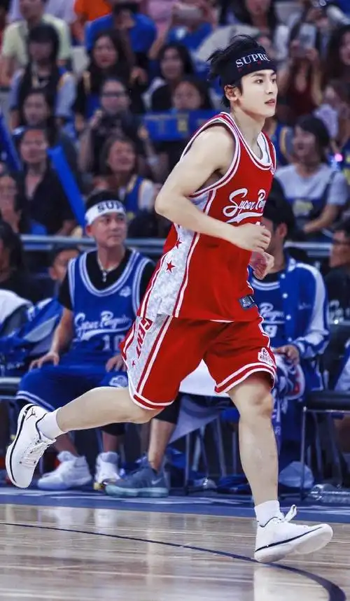 "张哲瀚身材"上了热搜,有什么好围观的?看人家的作品不香吗?