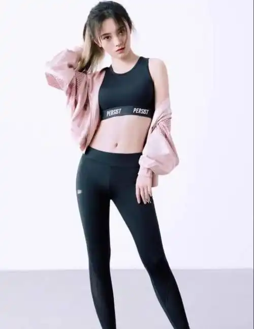 本以为鞠婧祎穿露脐装够惊艳了当她穿上健身衣这马甲线我不配拥有