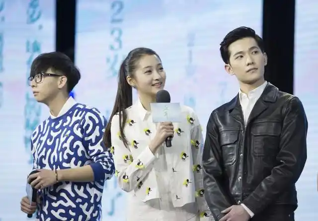 关晓彤遇到杨洋,面对偶像太激动,场面无法控制!