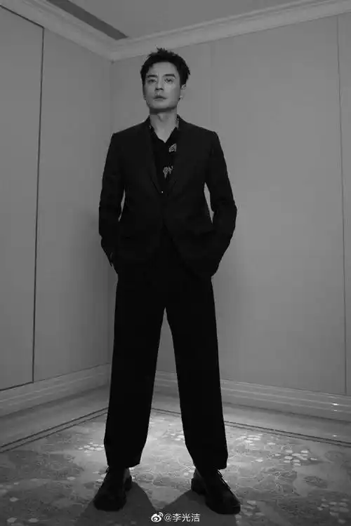 时发现李光洁虽然外形瘦且高,可脱去了西装外套的他身上的肌肉极其