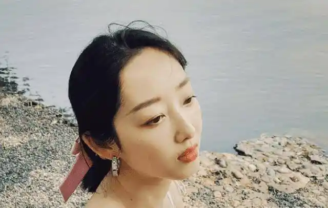 尹正陈都灵恋情疑曝光两人被拍现身同一酒店还亲自送女方回家