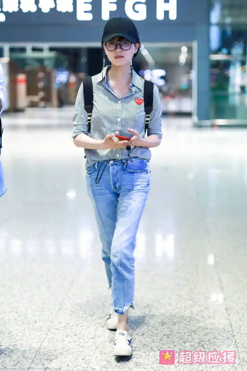 万茜身穿蓝色条纹衬衫搭配牛仔裤现身机场又帅又美,美到心里去了