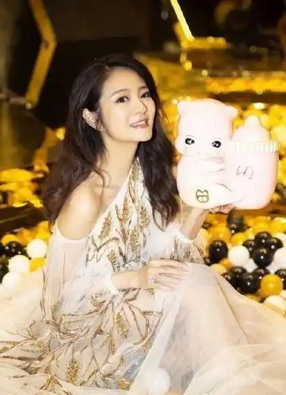 安以轩请半个娱乐圈为儿子办派对,金丝礼裙温柔大方,钻戒超抢镜_黑色