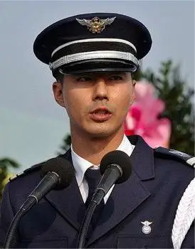 当时,赵寅成分别抢走张东健,2pm的化妆品及啤酒广告.