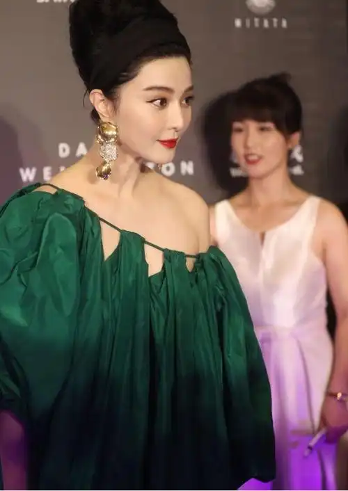 范冰冰为了复出也是拼了,普通裙子硬是"露肩"穿,大耳环最抢镜