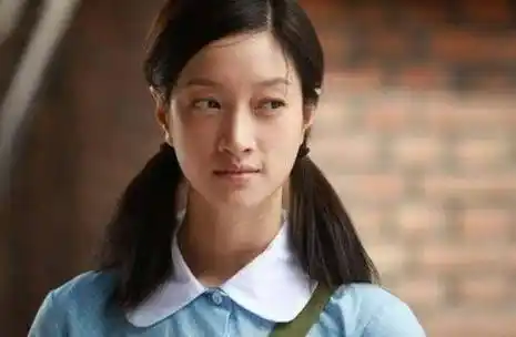 朱亚文国外阴阳脸秀浴袍,老婆在瑞士形象大变样,头发花白脸蜡黄_网友