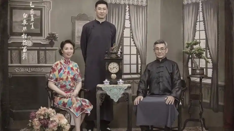 李艾捧孕肚民国风全家福曝光,公婆罕见出镜身高成亮点