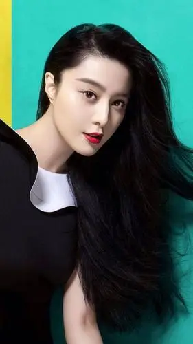 日常和时尚活动,范冰冰最多的刘海发型还是大偏分.