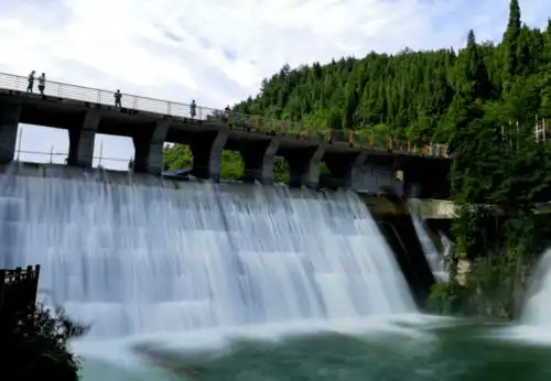 景观大坝形成瀑布,十分壮观!