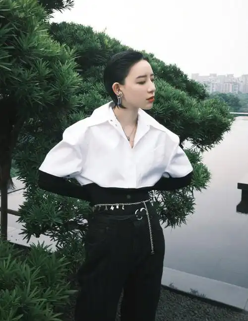 李斯丹妮身穿一袭极致简约的黑白造型现身活动现场,短发干净利落