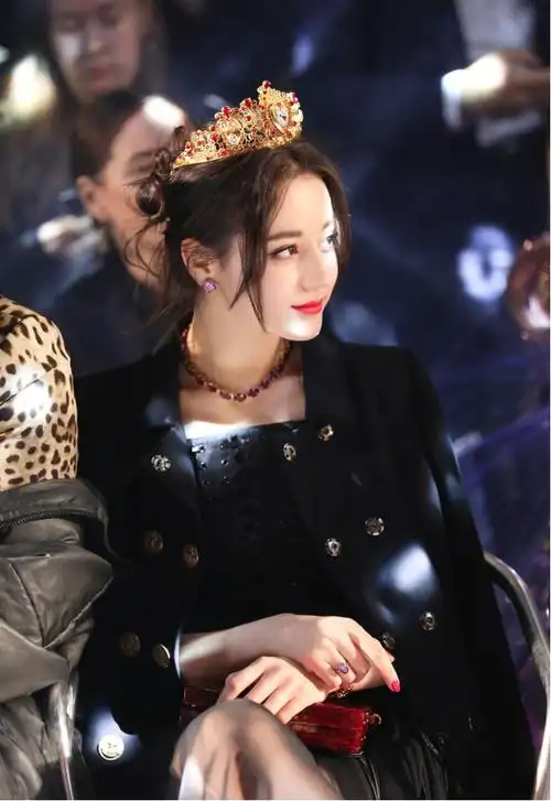 迪丽热巴,米兰时装周复古公主造型,美呆众人!