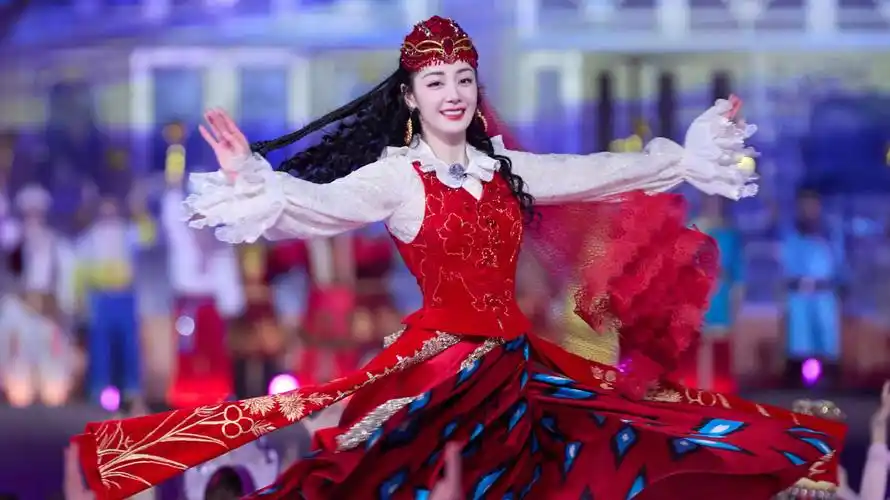 迪丽热巴春晚造型美疯,路人拍摄现场舞台更美,未播镜头热巴舞台上摔倒