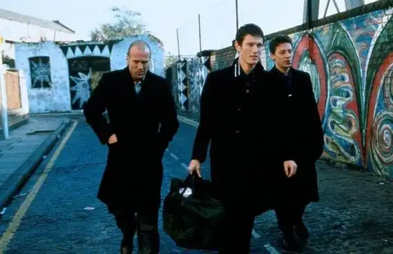 笑出腹肌:杰森·斯坦森的搞笑在《两杆大烟枪》中笑到停不下来!