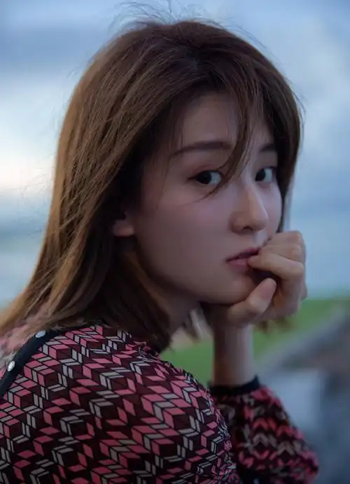 简介:乔欣轻甜灵动写真图片,分享一组乔欣图片给大家,图中的明星图片