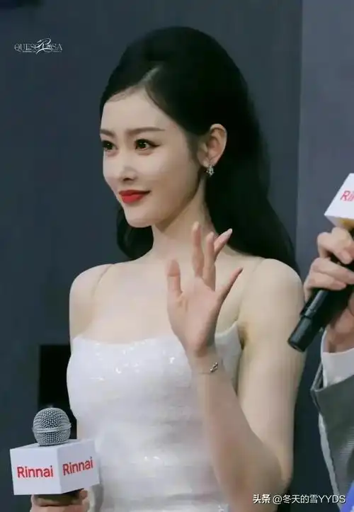 张天爱每一次衣服穿搭都十分讲究,气质优雅大方,总是能展现出最好的一