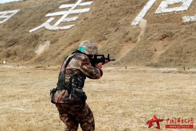 顶风冒雪,特战队员的"王者时刻"