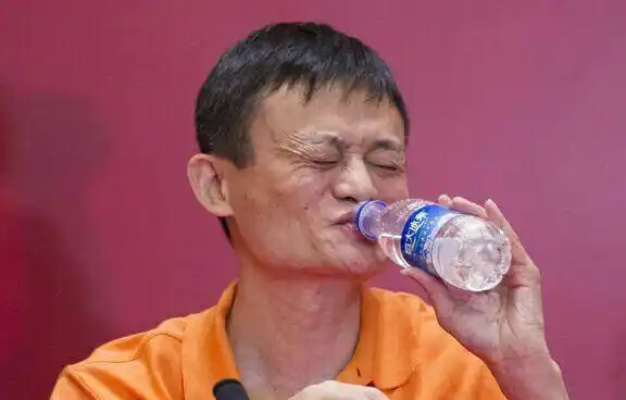 我们来看马云的耳朵,耳朵确实是不贴脑的,很多人就说这是招风耳,大家