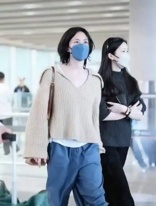 王菲机场新照,穿百元平价款气质高冷,18岁李嫣模样变化大_妈妈_谢霆锋