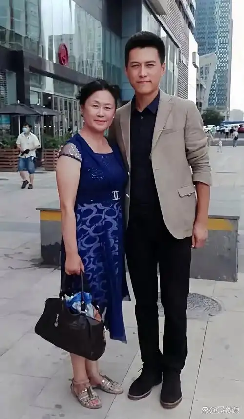 靳东与母亲的合影. 母子俩好像啊!