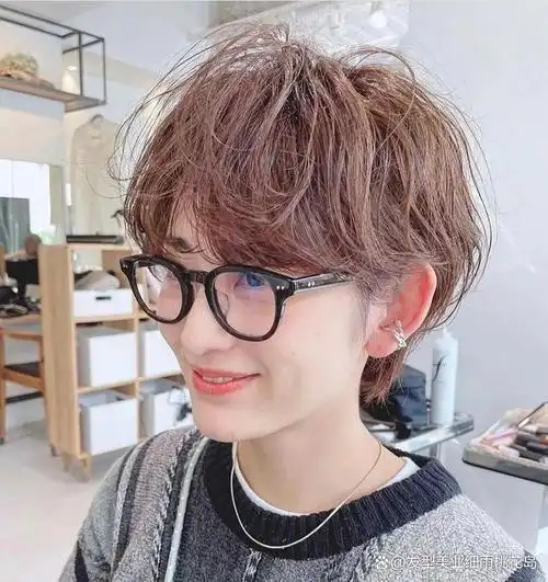 搭配齐刘海或空气刘海等类型刘海,气质都是不一样的,而且也可以选择烫