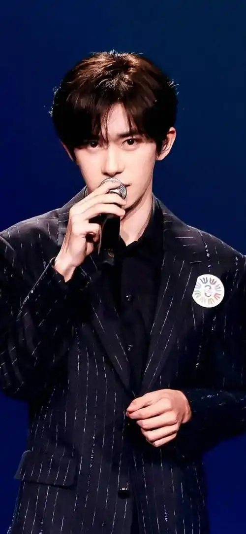 易烊千玺真的是努力加运气的最强代表,养成系组合出道就爆红,长大也考