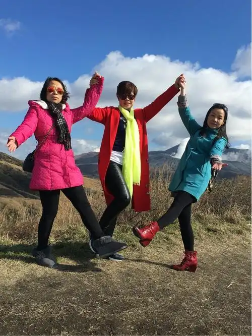 火山脚下,四个人合照,各种造型.