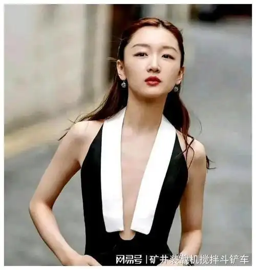 周冬雨,走红毯时真的需要把胸捂起来吗?