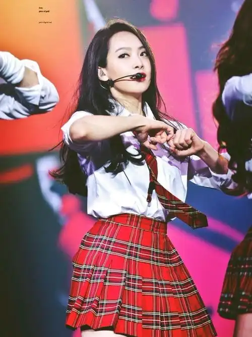 说到女团,就不得不说到宋茜宋茜是韩国组合的第一位中国队长~她所在