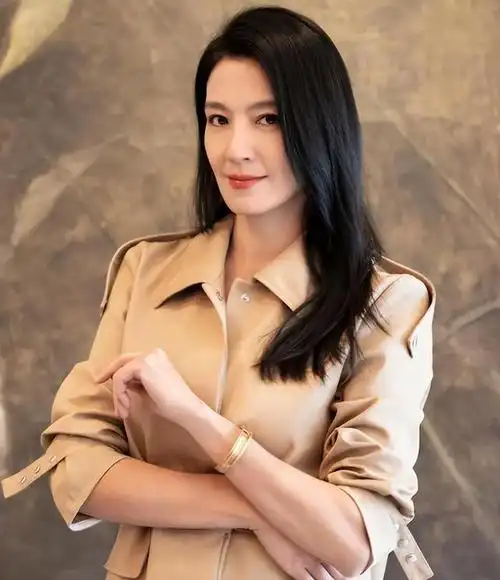 她是娱乐圈"最渣"的女演员,无缝衔接17个男人,48岁仍身材火辣