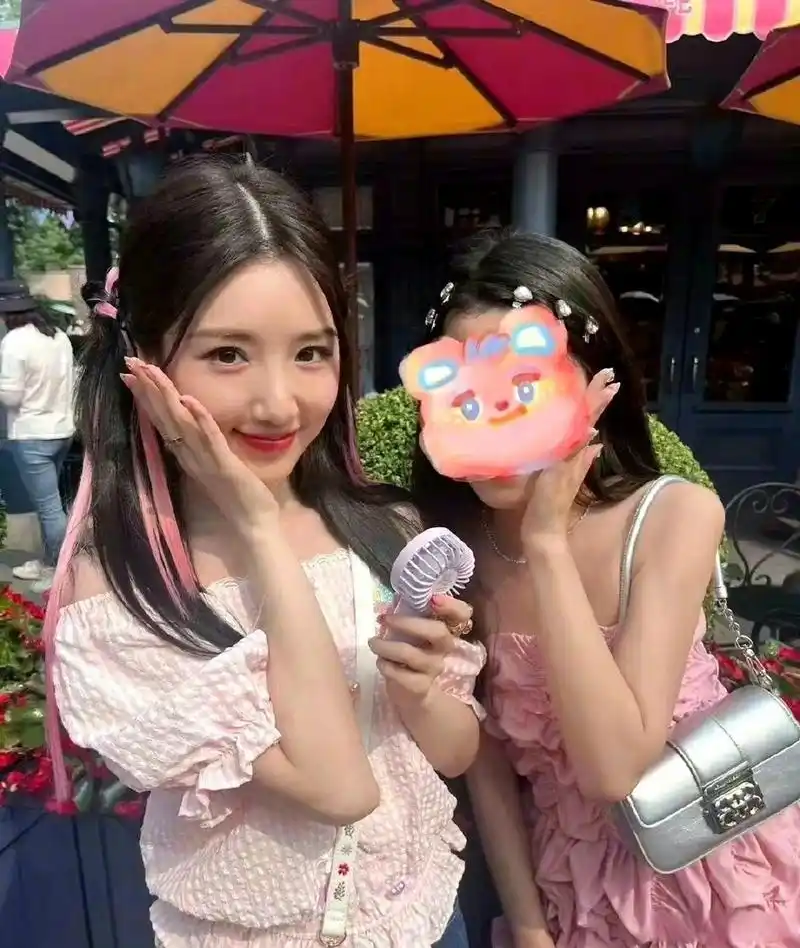 毛晓彤游玩迪士尼,路人偶遇狂合照,她的状态蛮好的,好甜好漂亮,还是