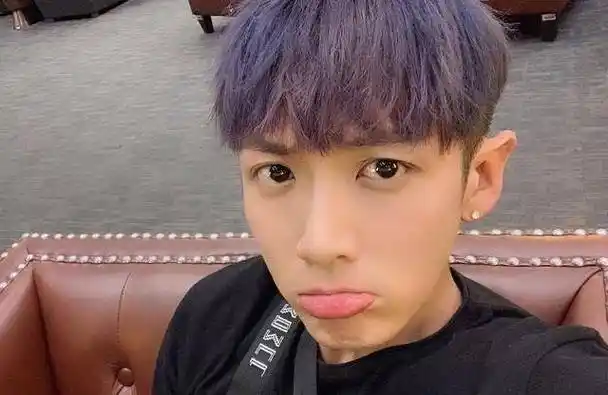 原创183cm柯震东终于现身,一身黑色造型,帅出新高度!