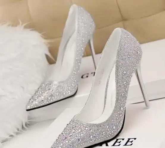 嵌钻水晶鞋,做一个优雅的女人,做最好的自己|高跟鞋|时尚_网易订阅