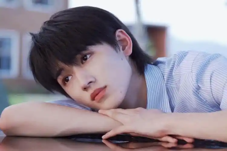 给大家推荐一些宋亚轩适合当壁纸的图片