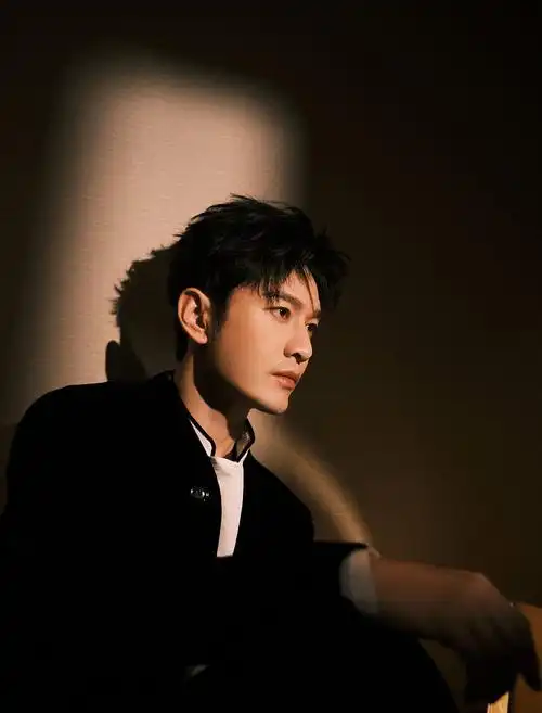 黄晓明大湾区中秋写真魅力绽放五官精致能打氛围感拉满