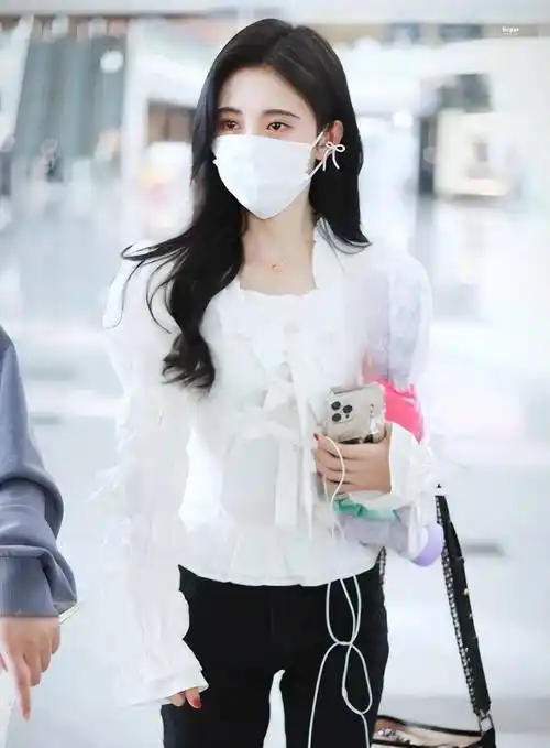 鞠婧祎很会穿,蓝色薄纱连衣裙搭配牛仔短裤,时尚又时尚_整体_女性