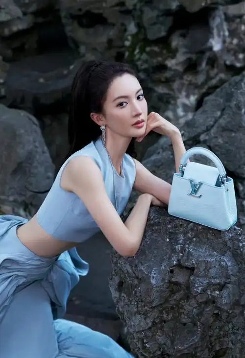 金晨超话7715#elle风尚大典#庭院一隅,光影婆娑.