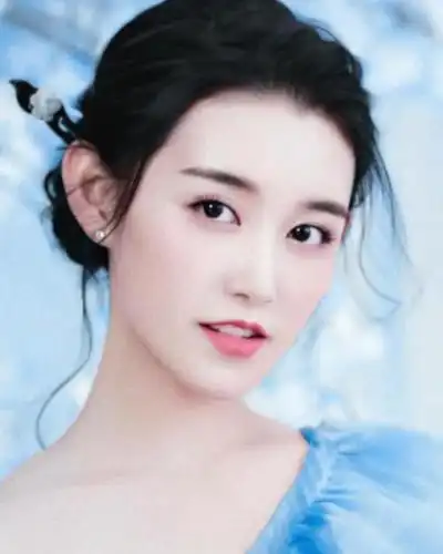 女明星会在化妆上花多少钱?蒋依依口红很震撼