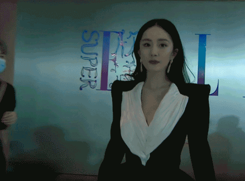 生图气场两米八,杨幂红毯封神全靠腿!